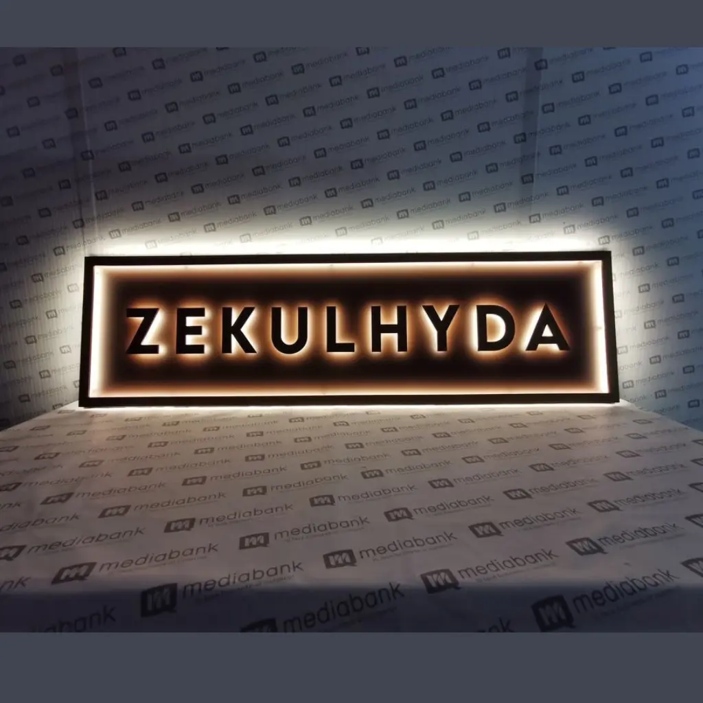 e/8 - Litere volumetrice luminoase cu efect halou Zekulhyda.